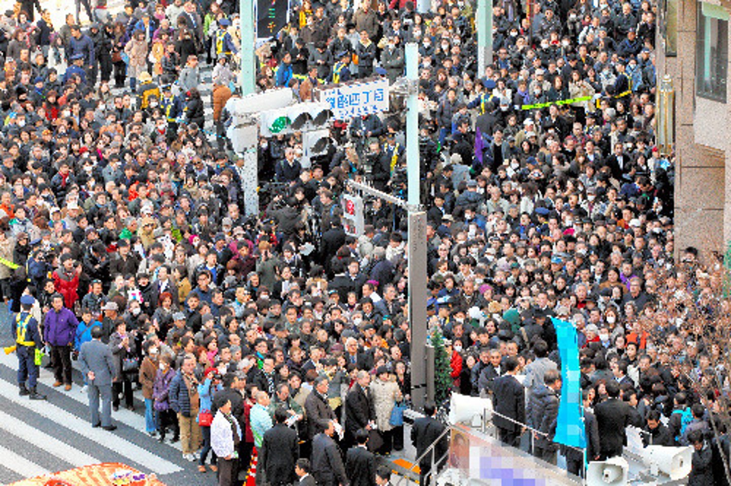 <p>çok kişi, kalabalık</p><p>大勢の人がいます。</p><p>Ōzei no hito ga imasu.</p><p>Çok insan var.</p><p>会場に大勢集まりました。</p><p>Kaijō ni ōzei atsumarimashita.</p><p>Salona birçok kişi toplandı.</p>