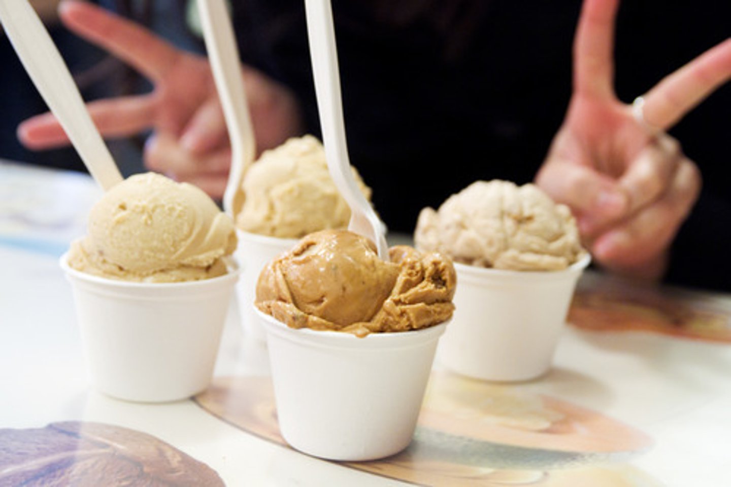 <p>/ˈæmpl/ đầy đủ, nhiều</p>