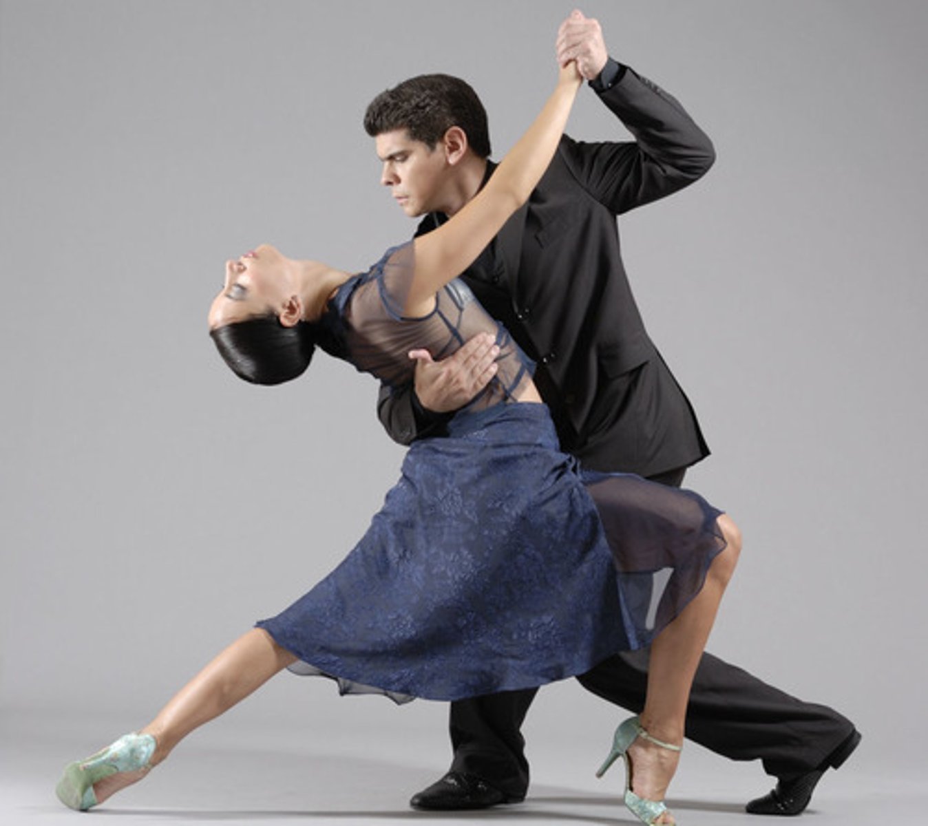 <p>nhảy tango</p>