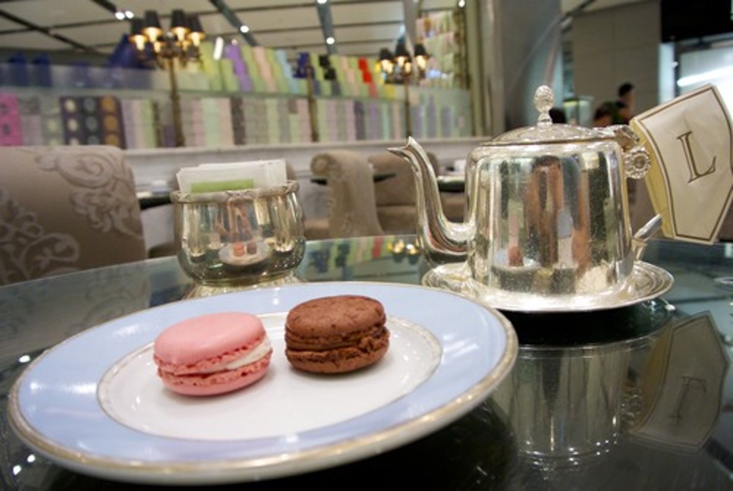 <p>(n) phòng trà</p>