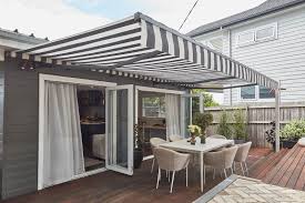 <p>EN:&nbsp;<span>A rooflike cover extending over or in front of a place (as over the deck or in front of a door or window) as a shelter</span></p><p></p><p><span>IT: Tenda parasole</span></p>