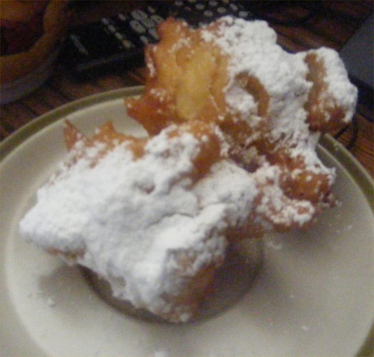 <p><em>n</em>(food: fried batter) *buñuelo*</p><p></p><p>-For breakfast, Mom served a platter of apple fritters and crispy bacon.</p><p></p><p><strong>fritter [sth]⇒</strong> <em>vtr</em>(money: waste) (dinero) *malgastar-despilfarrar- dilapidar*</p><p>- Max just fritters his money on frivolous things.</p>