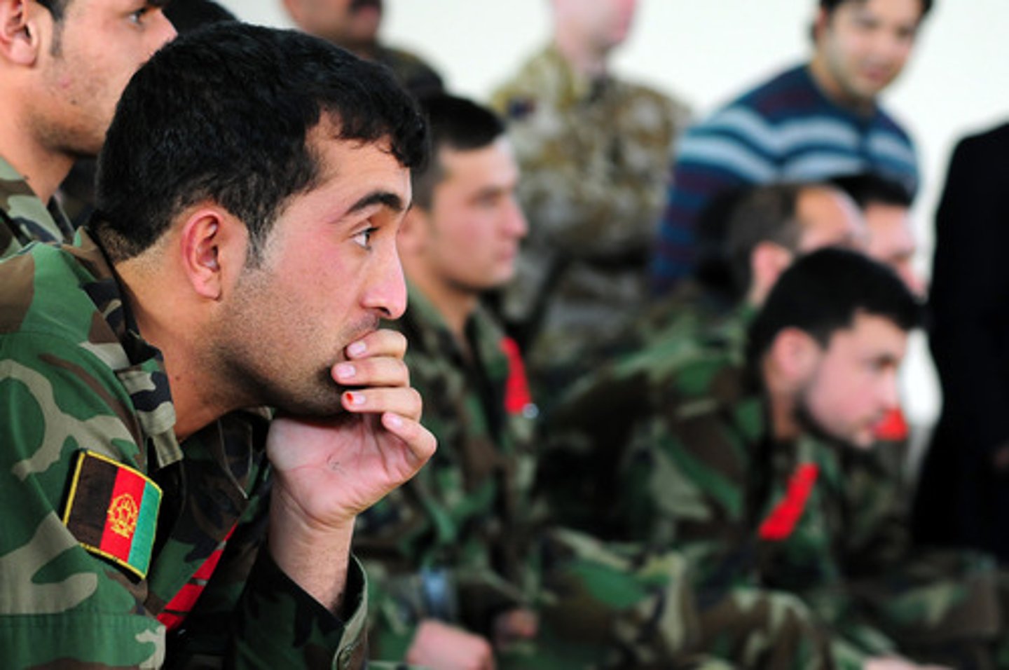 <p>(adv) một cách lo lắng</p>