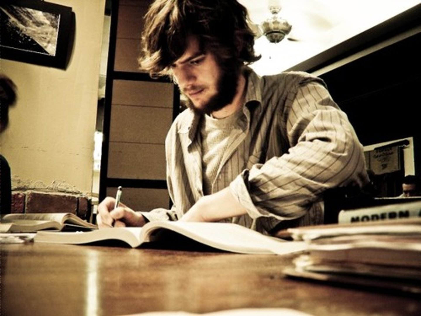 <p>làm ai đó buồn, thất vọng; ghi chép lại</p><p>Làm ai đó buồn bã / Thất vọng</p><p>Ví dụ: "This rainy weather is really getting me down."</p><p>(Thời tiết mưa gió này thực sự làm tôi thấy nản lòng.)</p><p>Ghi chép lại</p><p>Ví dụ: "Did you get down the telephone number?"</p><p>(Bạn có ghi lại số điện thoại đó không?)</p>