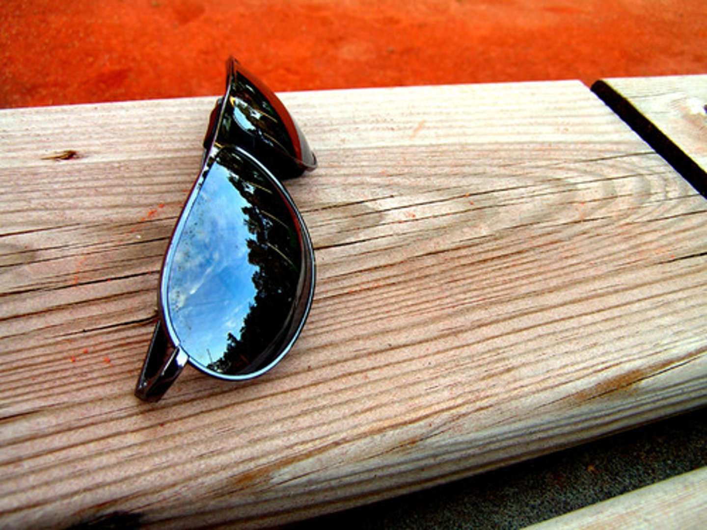 <p>Ella __ sus gafas de sol.</p><p>She looked for her sunglasses.</p>