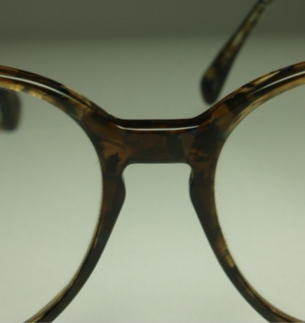 <p>the bridge looks like a keyhole and is designed to take the weight off the top of the nose </p>