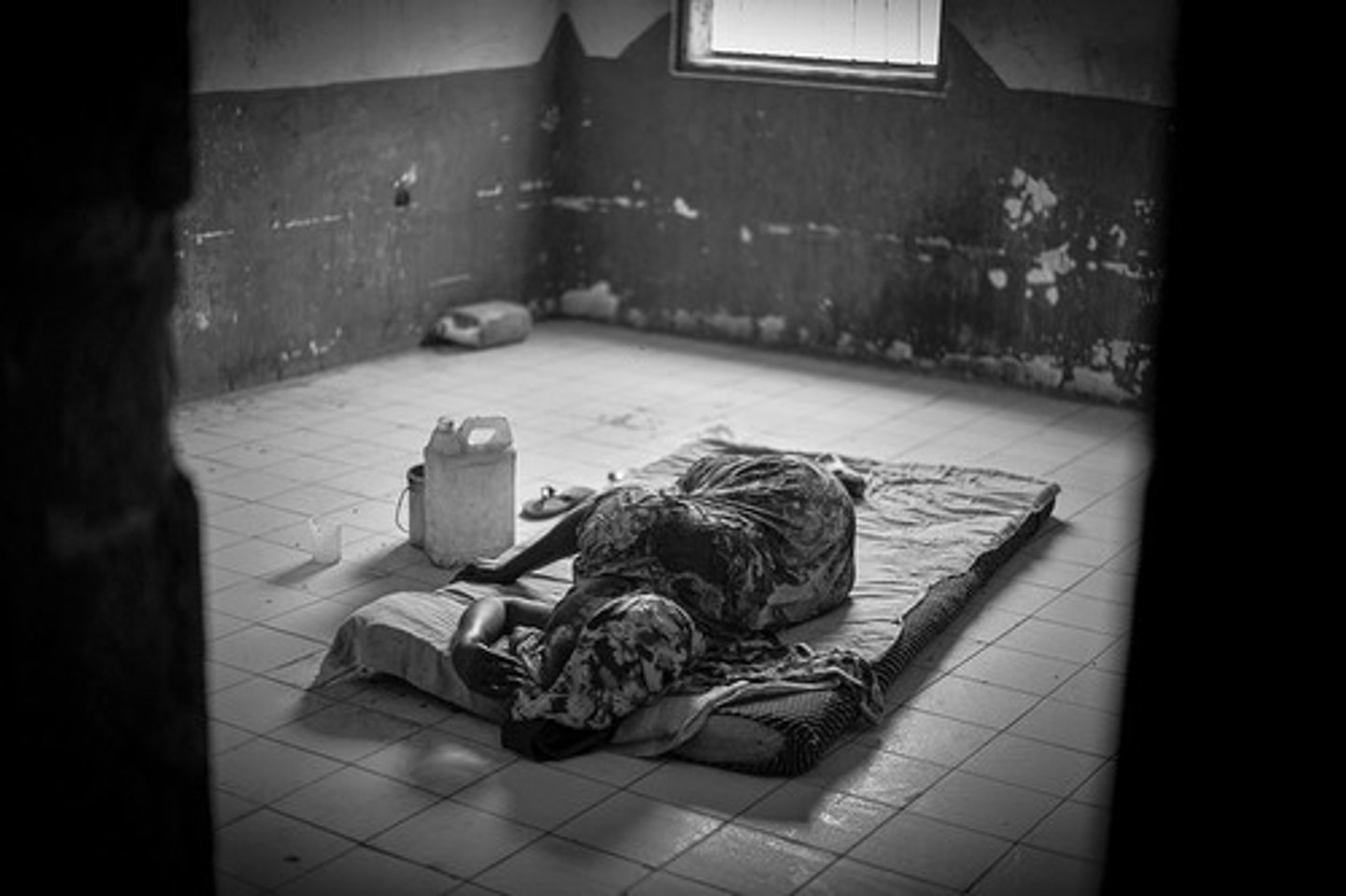 <p>El hueco/ El hoyo/ El agujero/ Celda de confinamiento solitario</p>