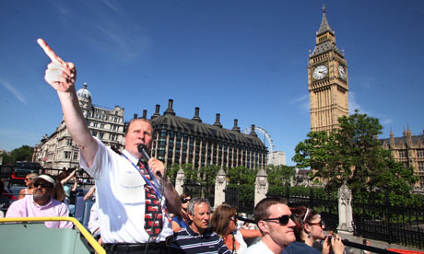 <p>(dǎoyóu )</p><p>tour guide</p>