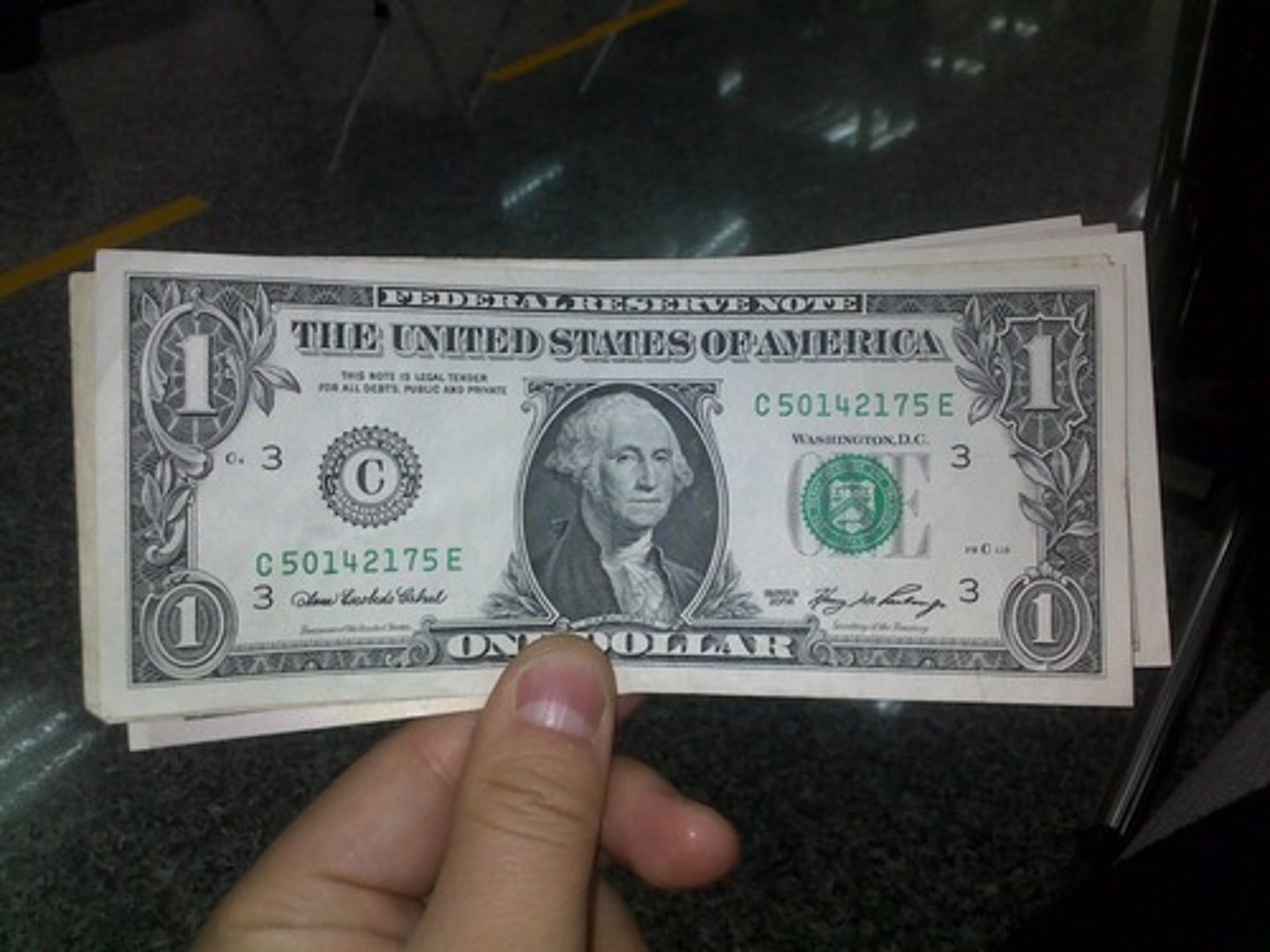 <p>to pay in cash</p>
