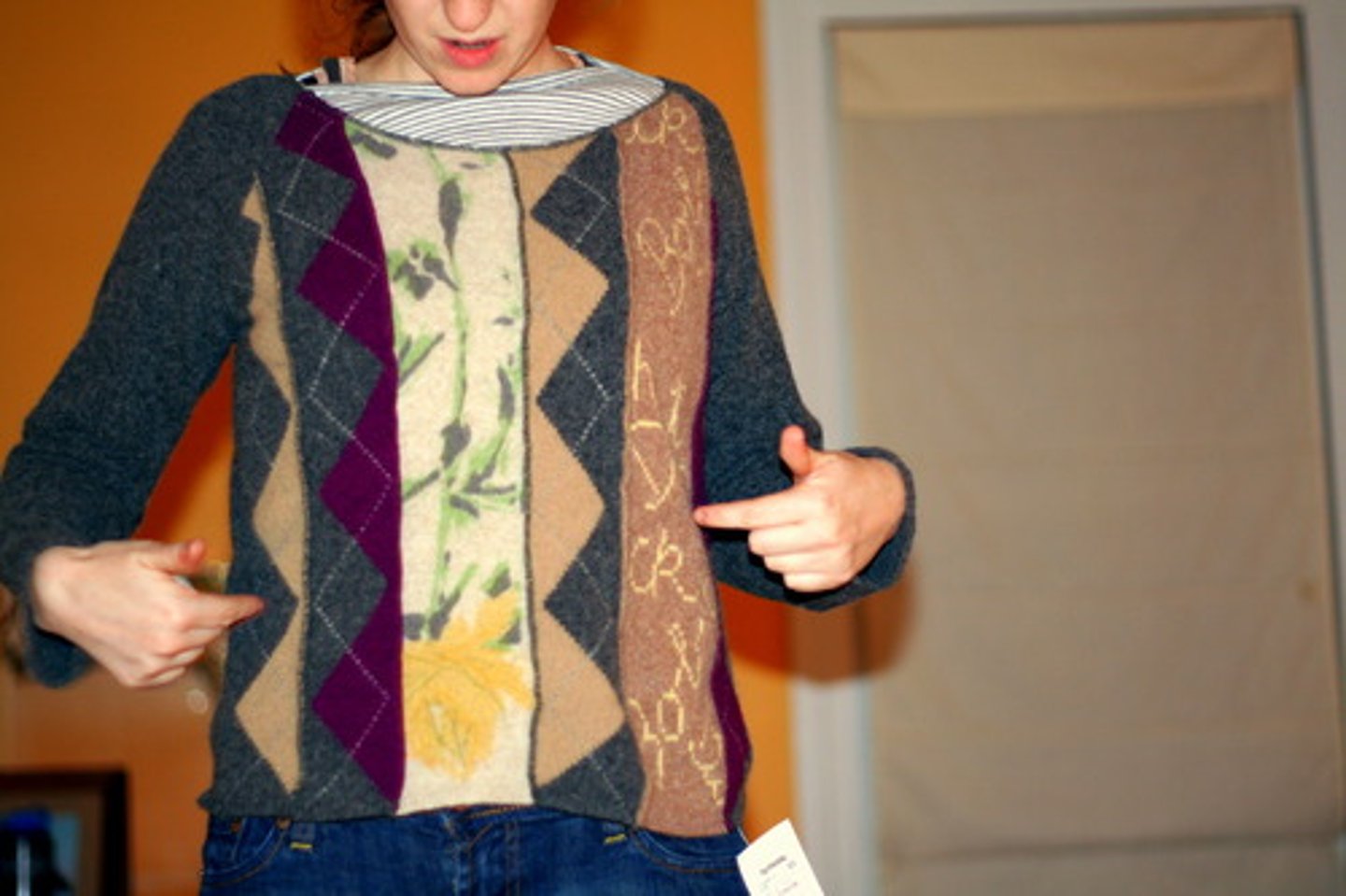 <p>anhaben, hat an, hatte an, hat angehabt</p>