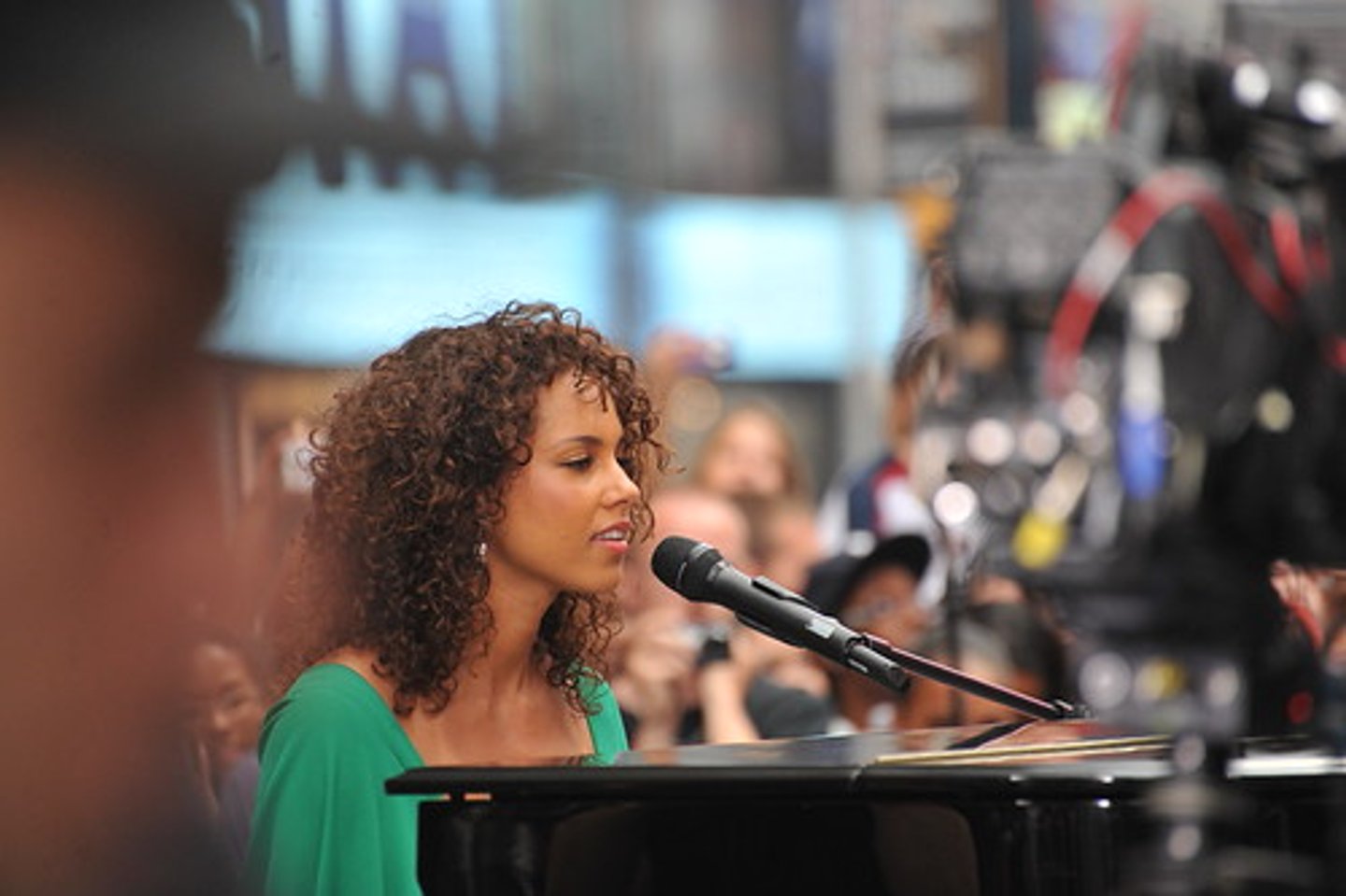 <p>a female composer</p>