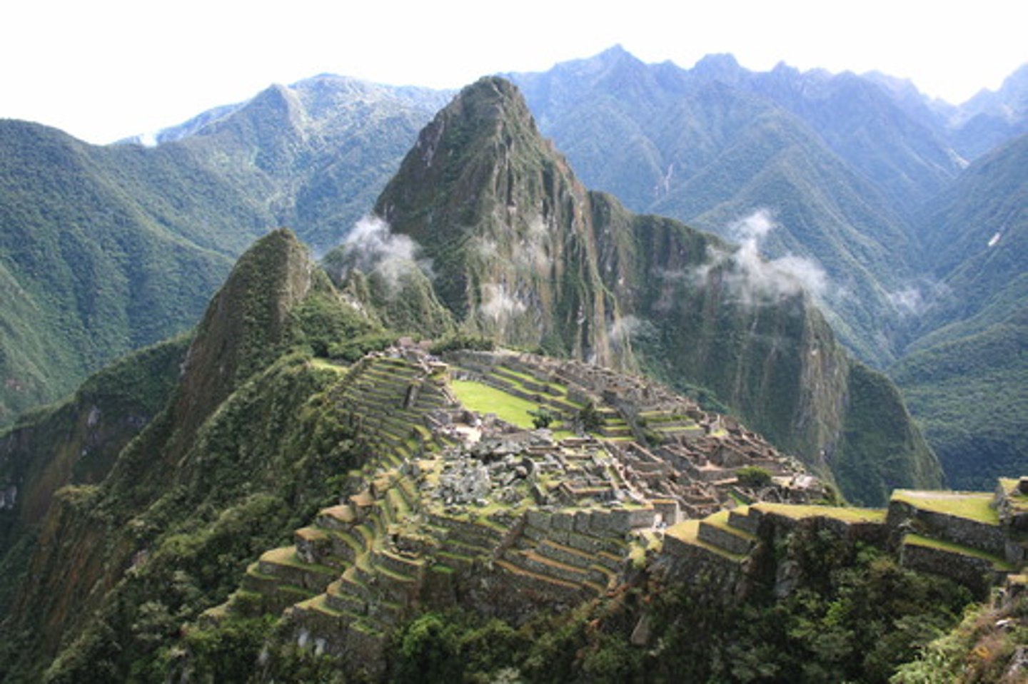 <p>adj tráng lệ The palace looks magnificent at night.</p>