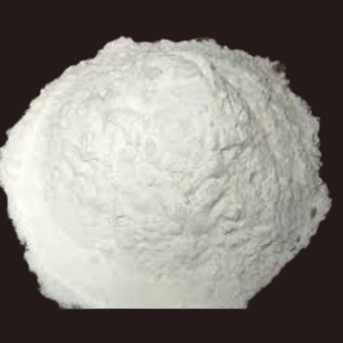 <p>white fine powder; soluble (long time to dissolve); pH = 9.5; Conductivity: high; HCl: vigorous reaction/gives off CO2; also called "soda ash"; primary uses are as water softener, food processing aid, pH modifier, chemical swimming pool chemical and electrolyte; also used in the glass industry, ceramics industry, soap industry, detergent industry, paper industry, and cardboard industries.</p>