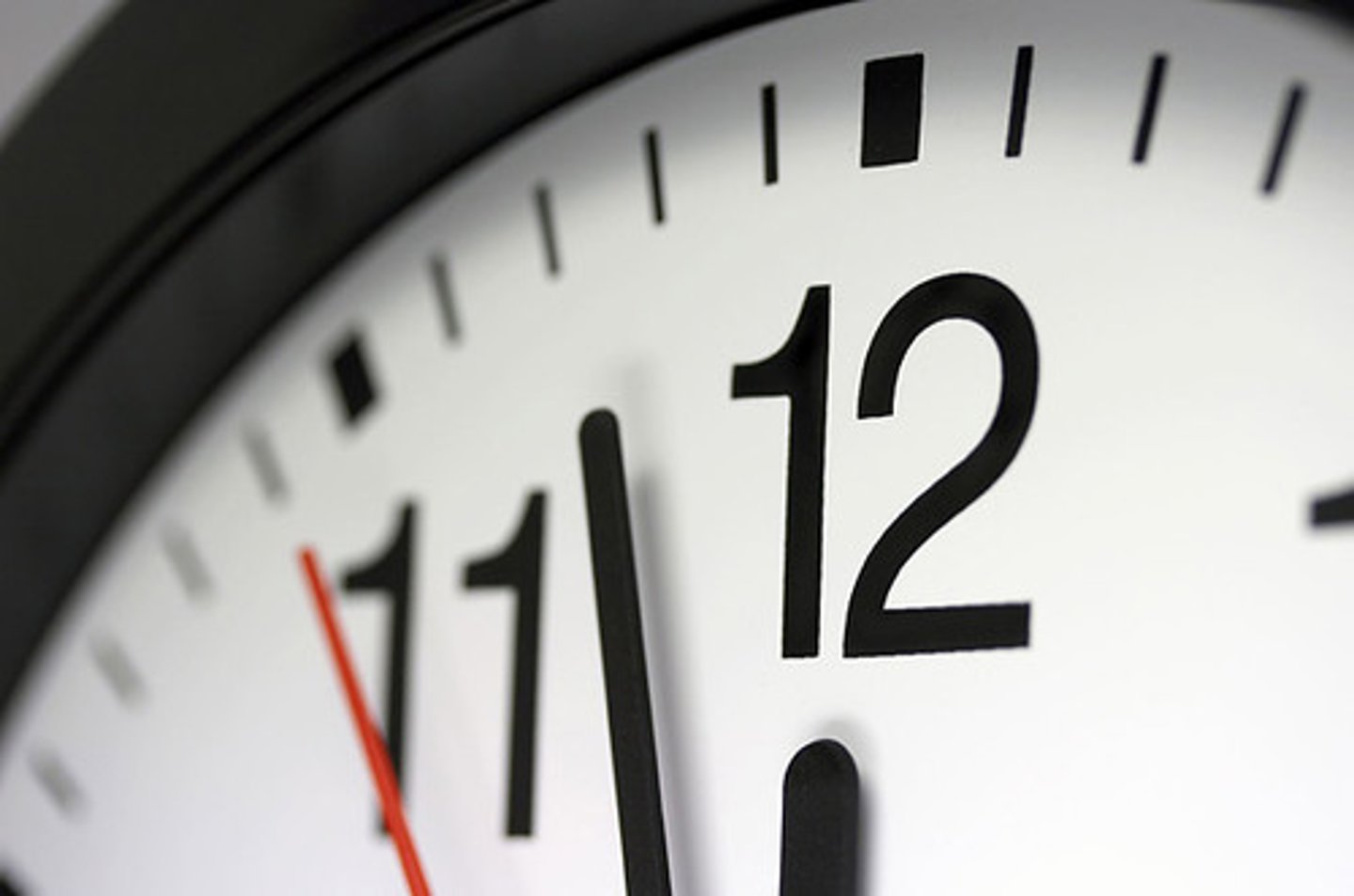 <p>khoảng nghỉ thời gian</p><p>ex: There was a short interval between the two meetings.</p><p>The alarms rang at 15-minute intervals.</p>
