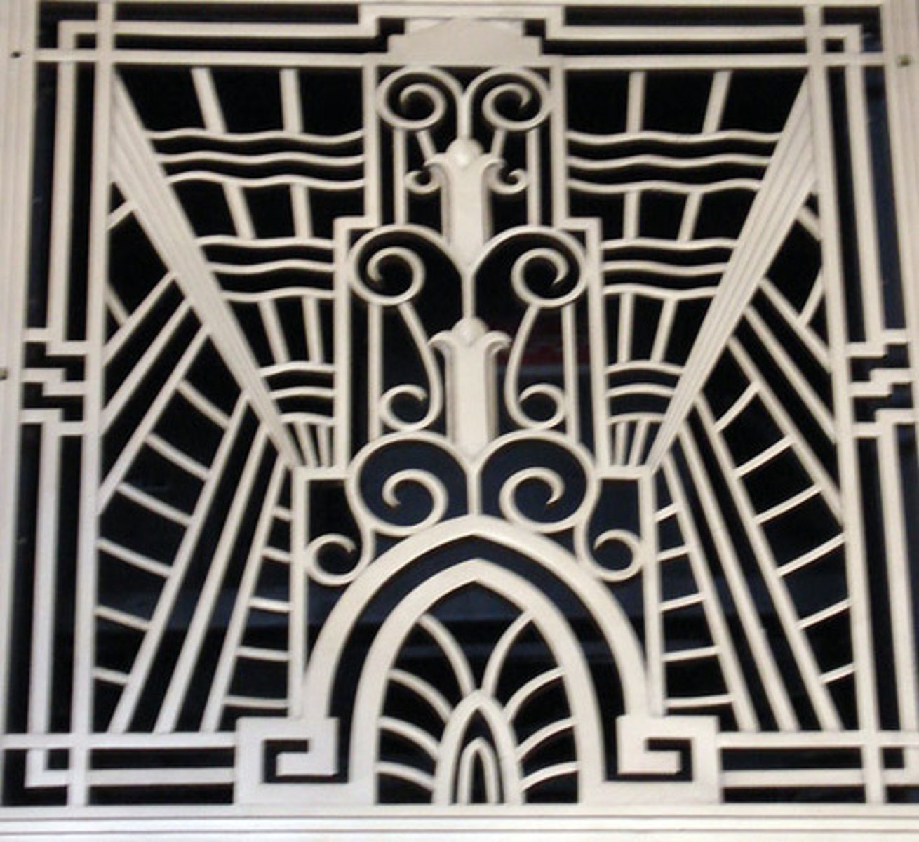 <p>1920 - 1935</p><p>Geometric shapes, elegant cuts, sleek straight lines, fancy women in cities/cars wearing hats</p>