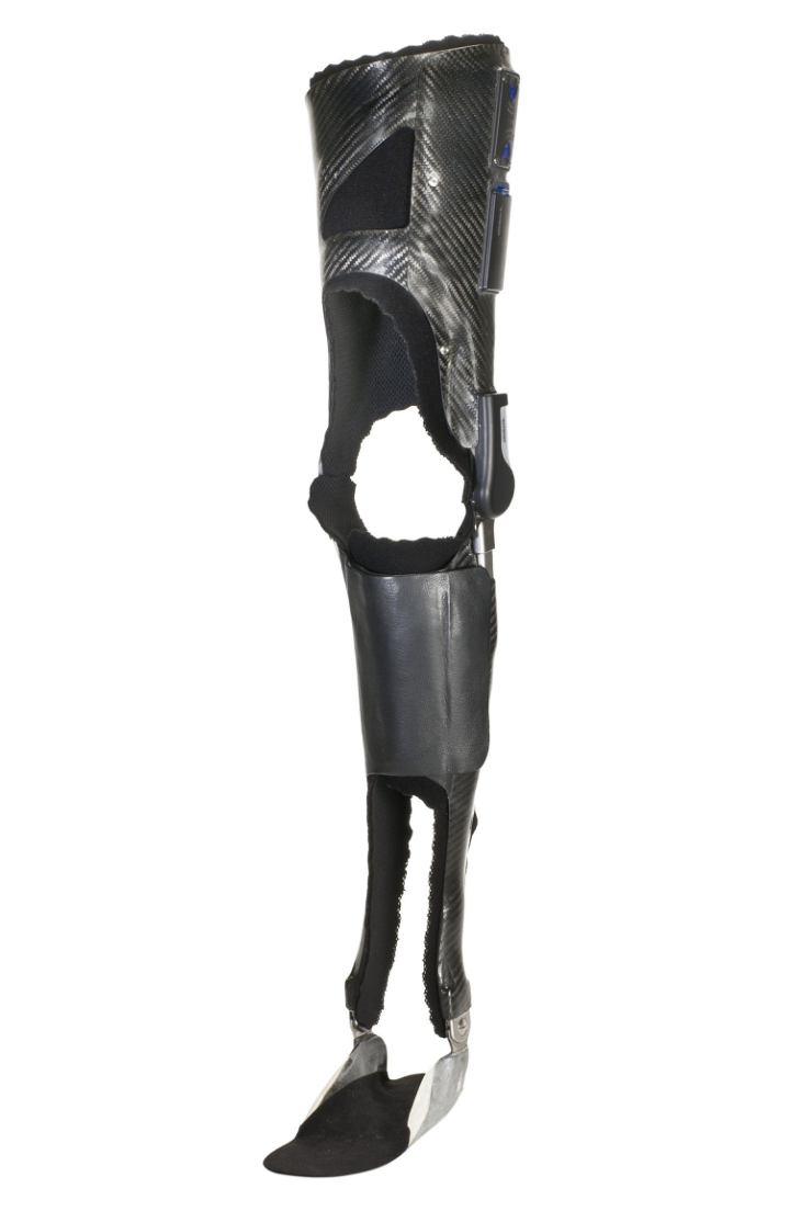 <p>- resists recurvatum and provide mediolateral stability </p>
<p>- limits subtalar motion and immobilizes ankle into slight equinus </p>
<p>- cannot be used bilaterally </p>