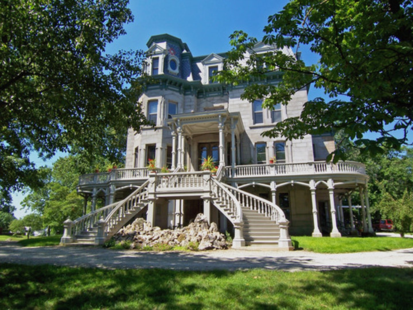 <p>n. stately home, villa, grand house, estate &gt;&lt; shack, hut, cottage Biệt thự lớn The mansion had twenty rooms and a huge garden. /ˈmænʃn/</p>