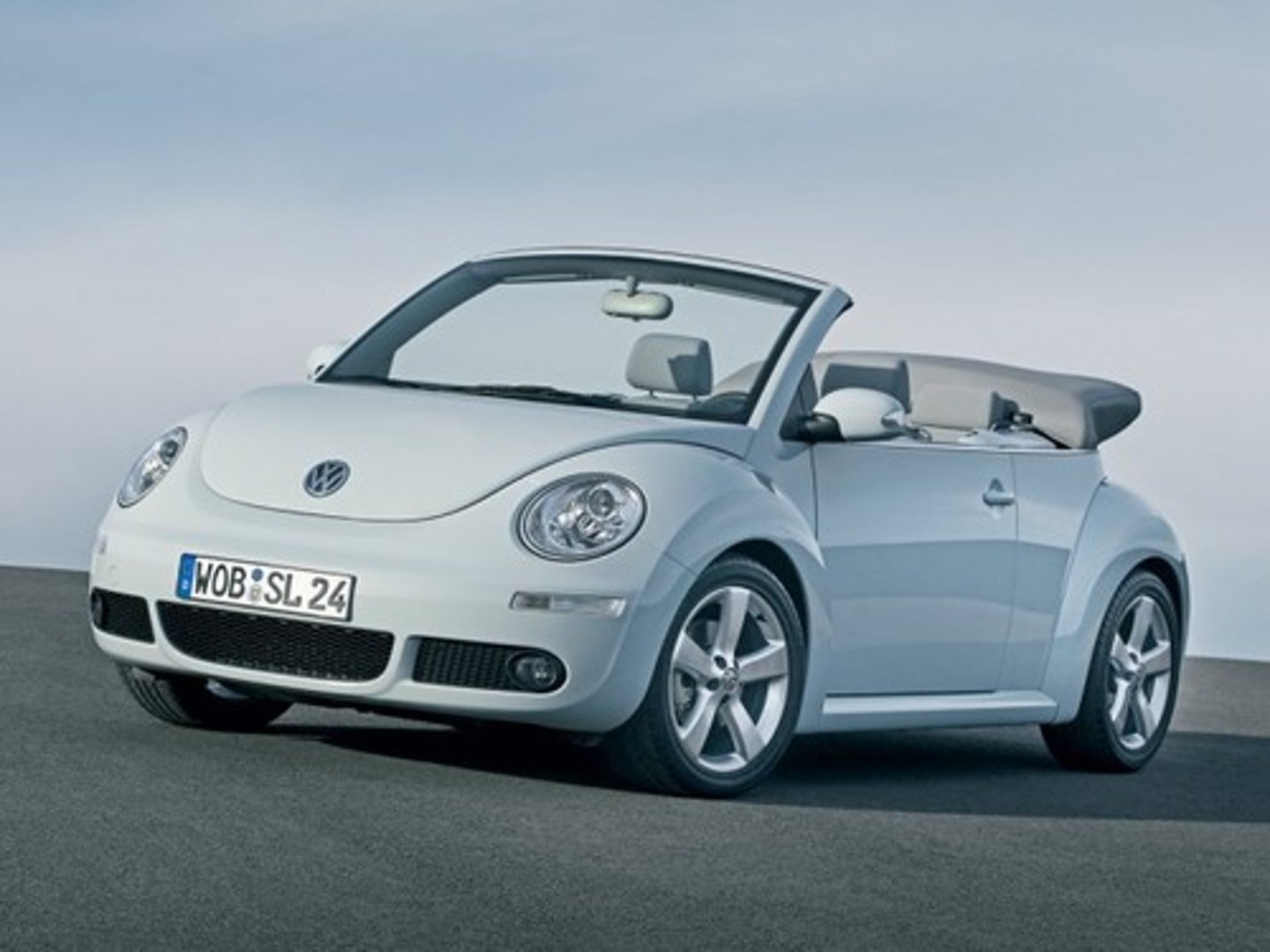 <p>une voiture sans toit, on s'en sert pendant l'été</p>