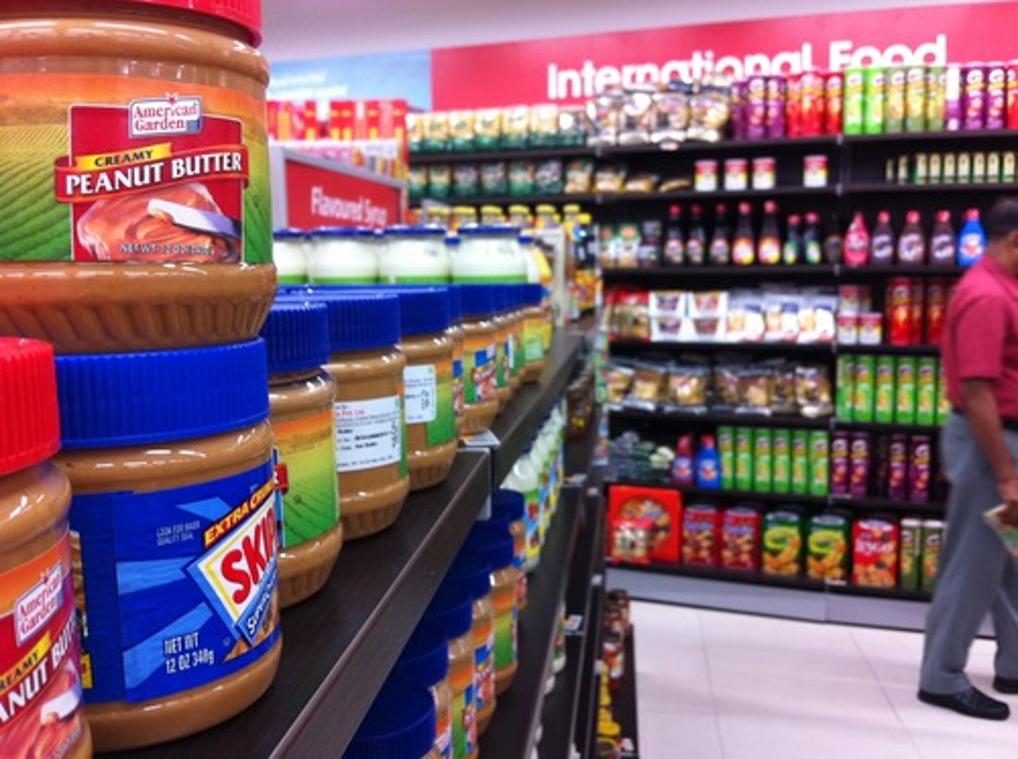 <p>/bɪˈwɪldərɪŋ/ (adj)</p><p>making you feel confused because there are too many things to choose from or because something is difficult to understand, synonymous with confusing</p><p>Một số lượng lớn thứ gì đó đến mức gây choáng ngợp/bối rối.</p>