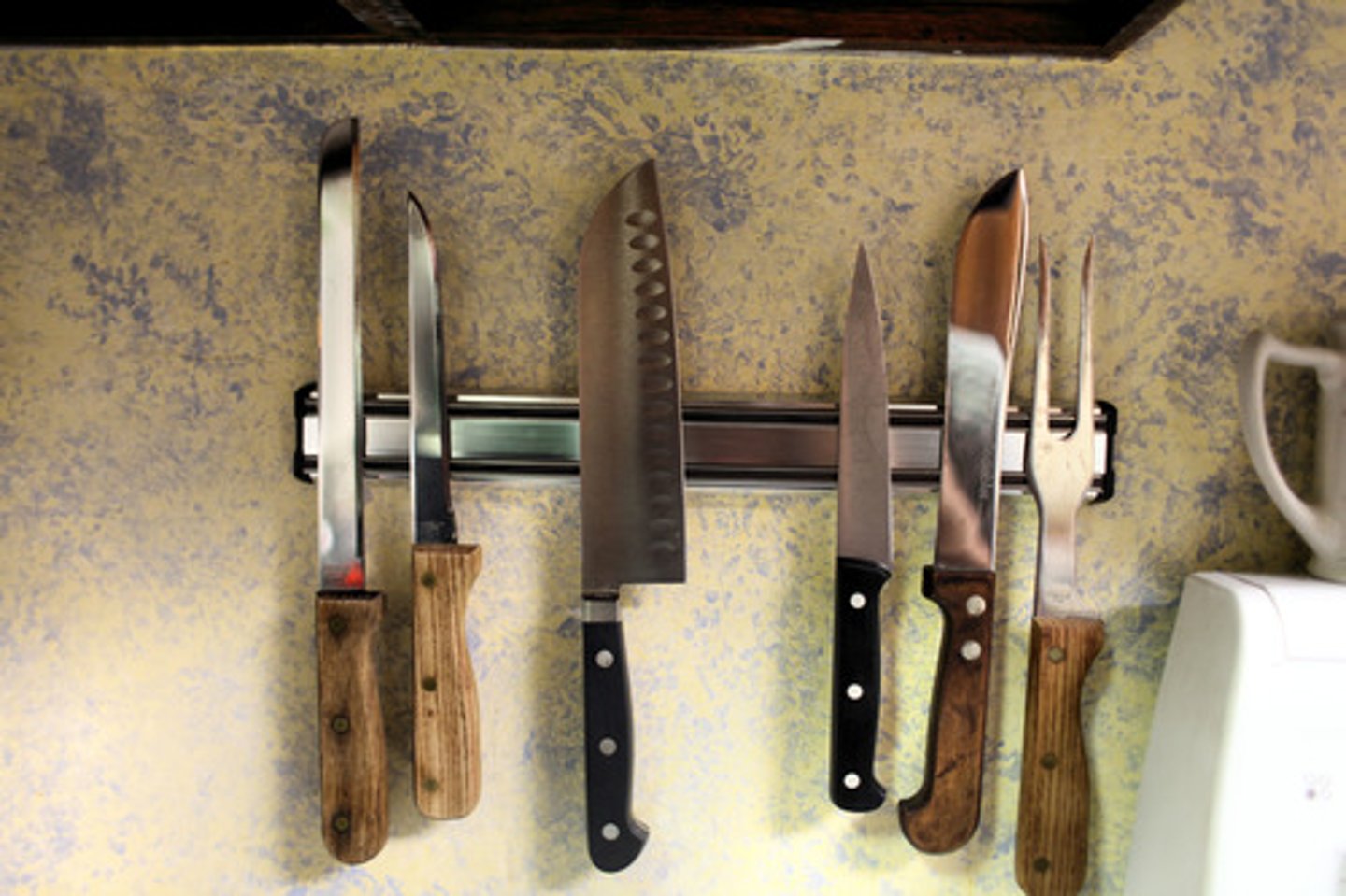 <p>KNIFE</p>