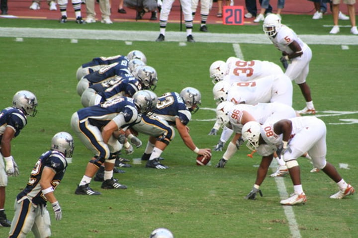 <p>We (m/m) play football.</p>