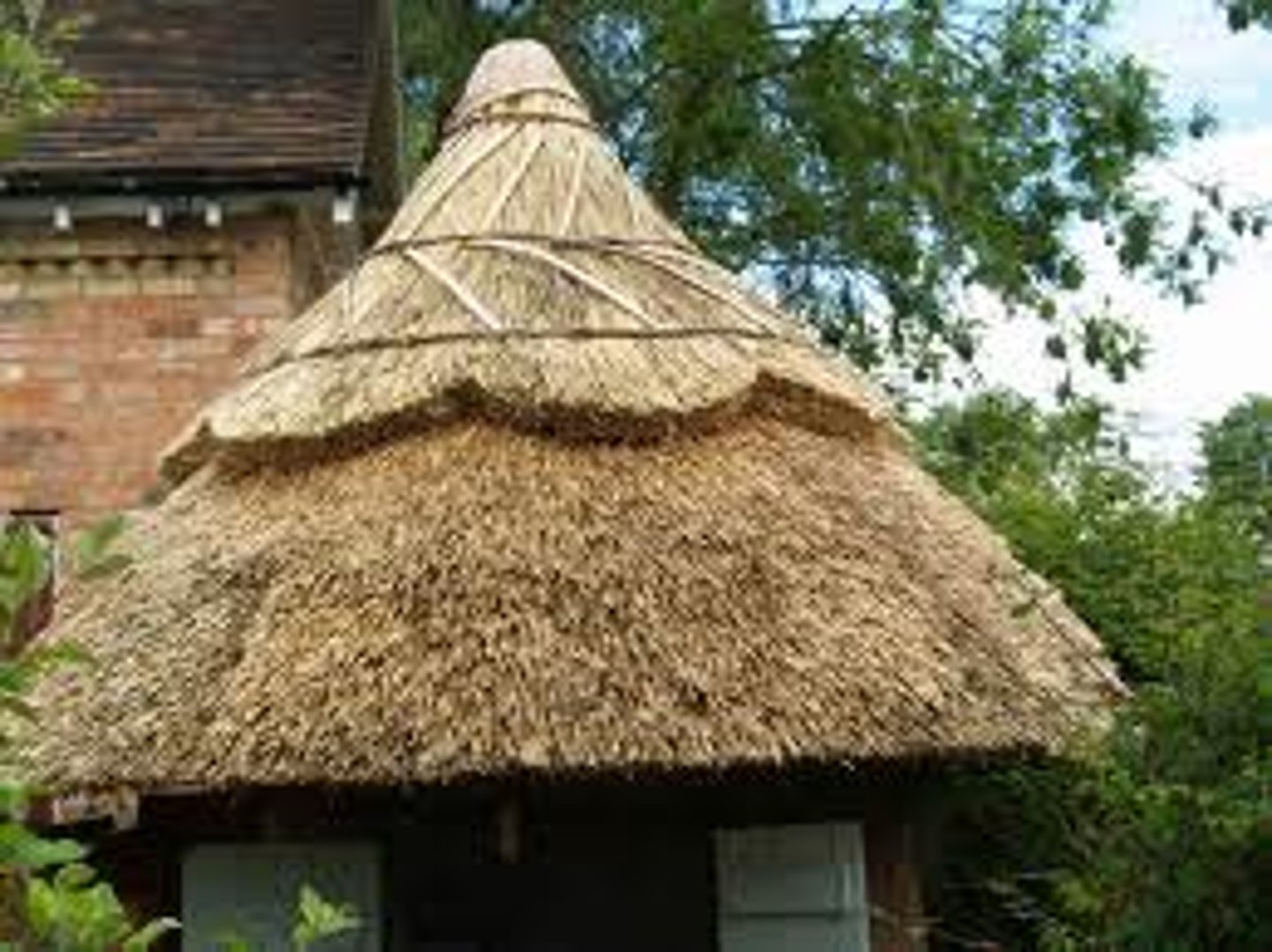 <p>Roofs made of layers of thick straw or reeds. Rats made their nests in them. This was terrible in times of Plague</p>