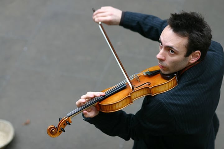 <p>listen to a piece of music and play it without having to read it written down (грати музику на слух)</p>