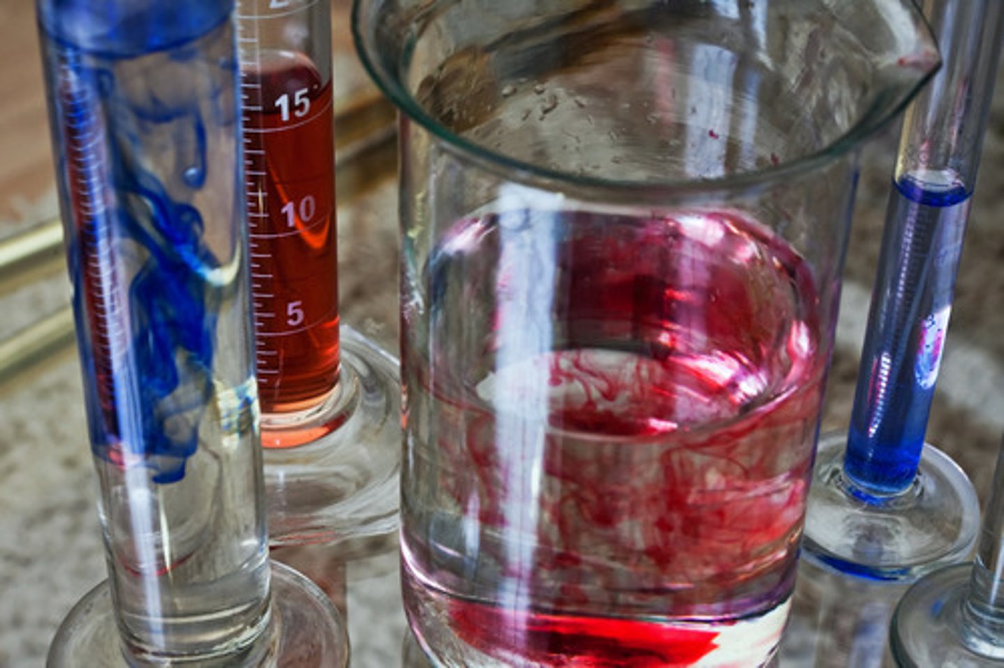 <p>розпускати ((of a solid) to be absorbed by a liquid, especially when mixed, or (of a liquid) to absorb a solid: dissolve something in something Dissolve two spoons of powder in warm water.)</p>
