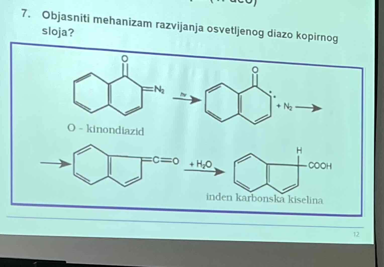 <ul><li><p>﻿﻿Pozitiv predoslojene ploce (kopiramo pozitiv film) i negativ (kopiramo negativ film).</p></li><li><p>﻿﻿Storena inden karbonska kiselina se rastvara u baznoj sredini (pH 11-12) - pretvara se u njene soli sa Na ili K, koje se lako odstranjuju jer su rastvorne u vodi. Razvija rastvara osvetljene<br>povrsine, a nerastvoren hidrofobni sloj postaje stampajuca povrsina<br>(pozitiv ploca).</p></li></ul>