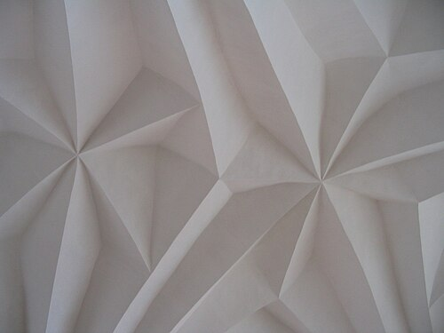 <p>Specyficzny typ sklepienia późnogotyckiego, w którym zrezygnowano z żeber, a pola między szwami uformowano w ostre załamania (pryzmaty), co daje efekt fasetowania przypominający strukturę kryształu</p>