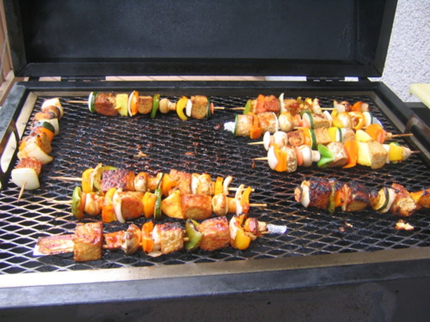 <p>to grill</p>