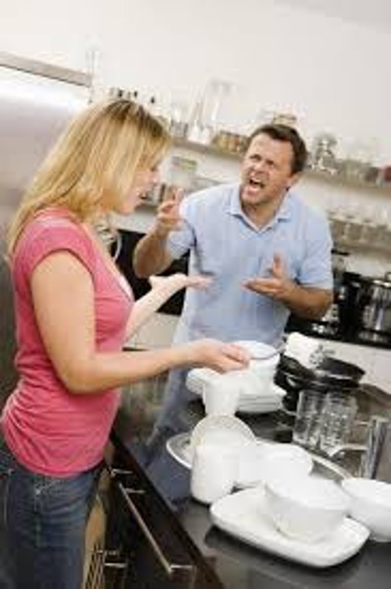 <p>làm ầm ĩ lên</p><p>She complains noisily about anything she doesn't like. She is the type of person who is always making a fuss.</p>