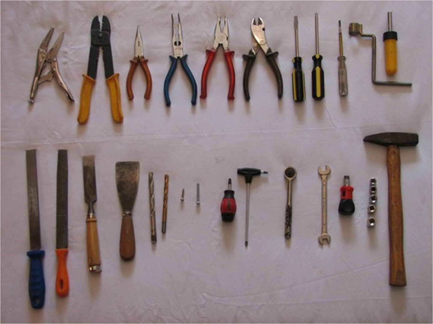 <p>dụng cụ, công cụ</p><p>(ĐẠO CỤ)</p>