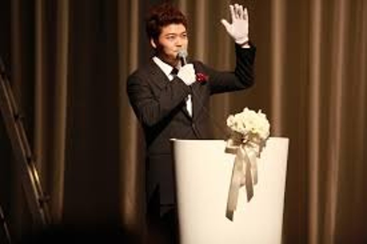 <p>/zhǔchí/: Dẫn dắt, host</p>