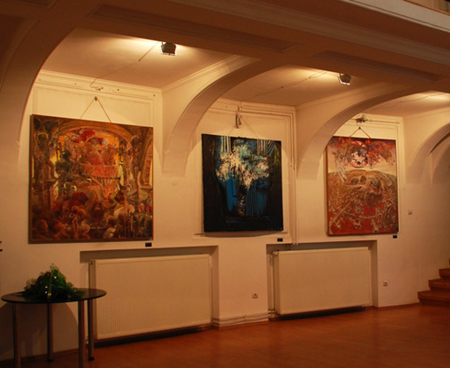 <p>n triển lãm v phô bày , trưng bày The exhibit displays ancient artifacts.</p>