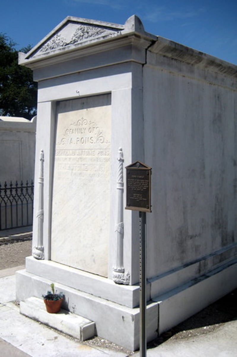 <p>(n.) A tomb or burial chamber, especially one</p><p>made of stone</p>