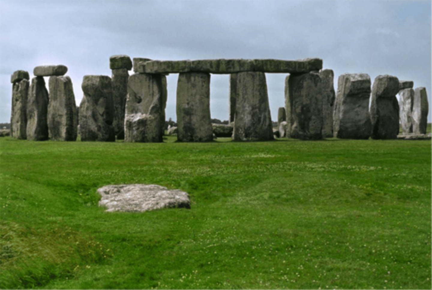 <p>use of horizontal stone beams or lintels for the support of vertical post or columns</p>