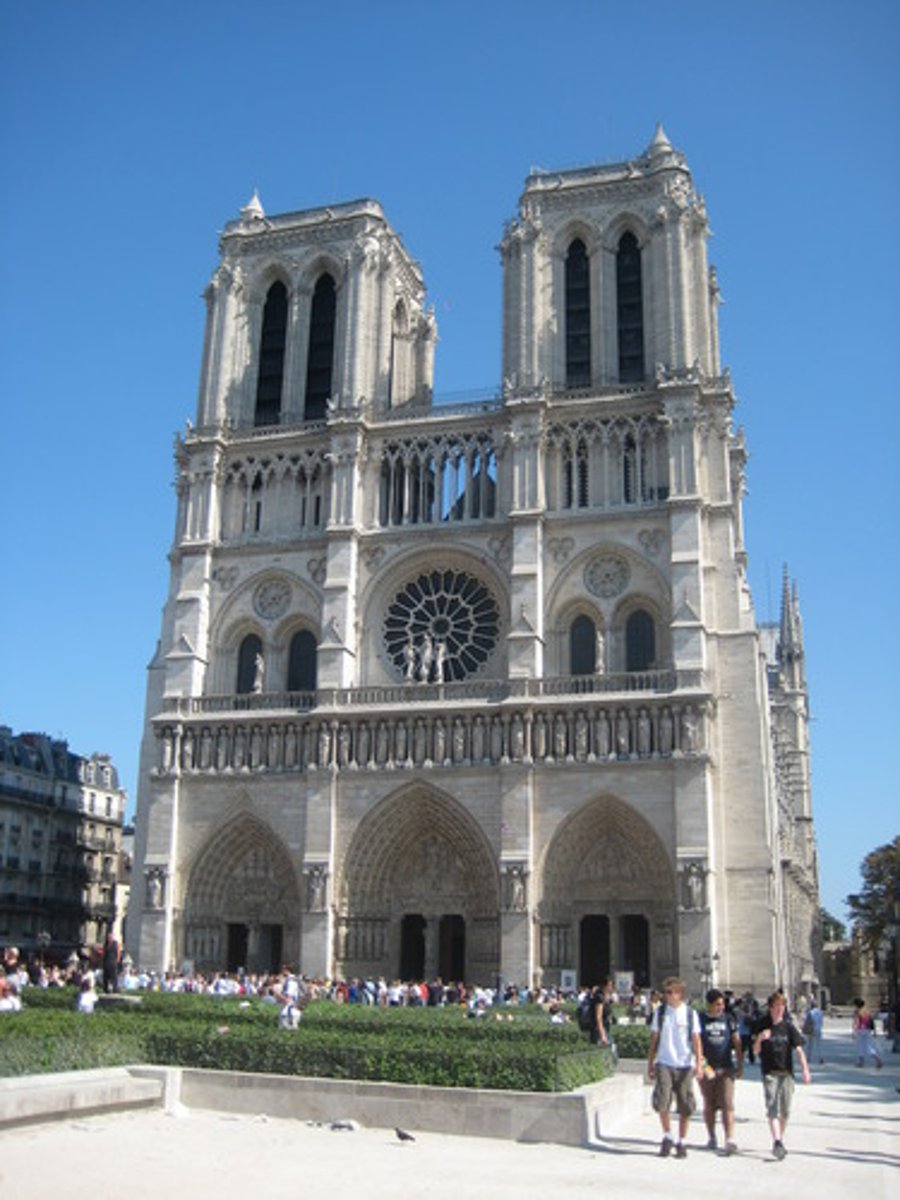 <p>Église principale d'un diocèse, où se trouve le siège de l'évêque.</p>