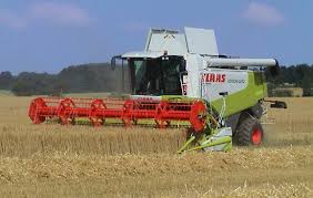 <p>a person or machine that harvests crops.</p>