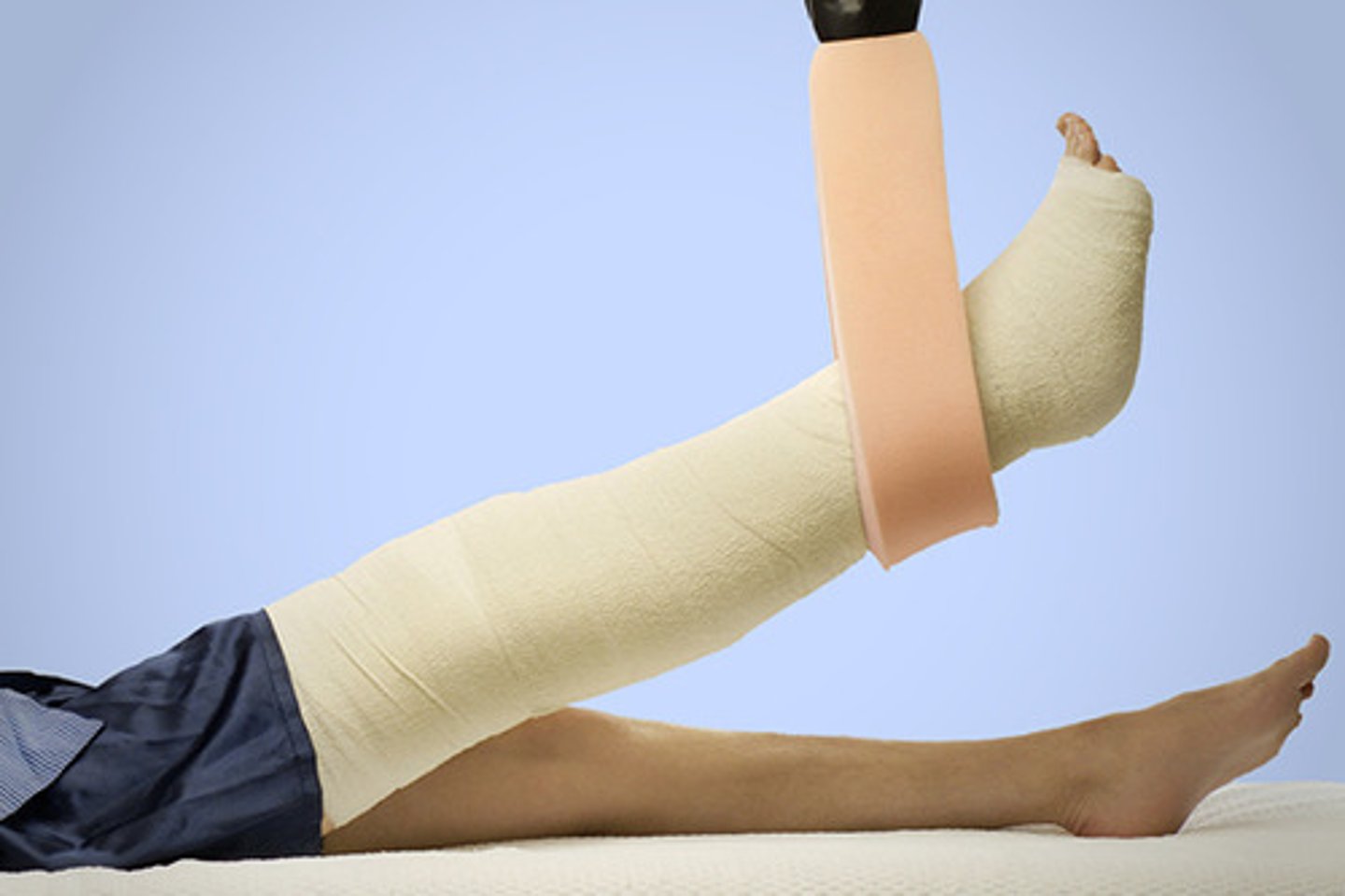 <p>to break (one's leg)</p>