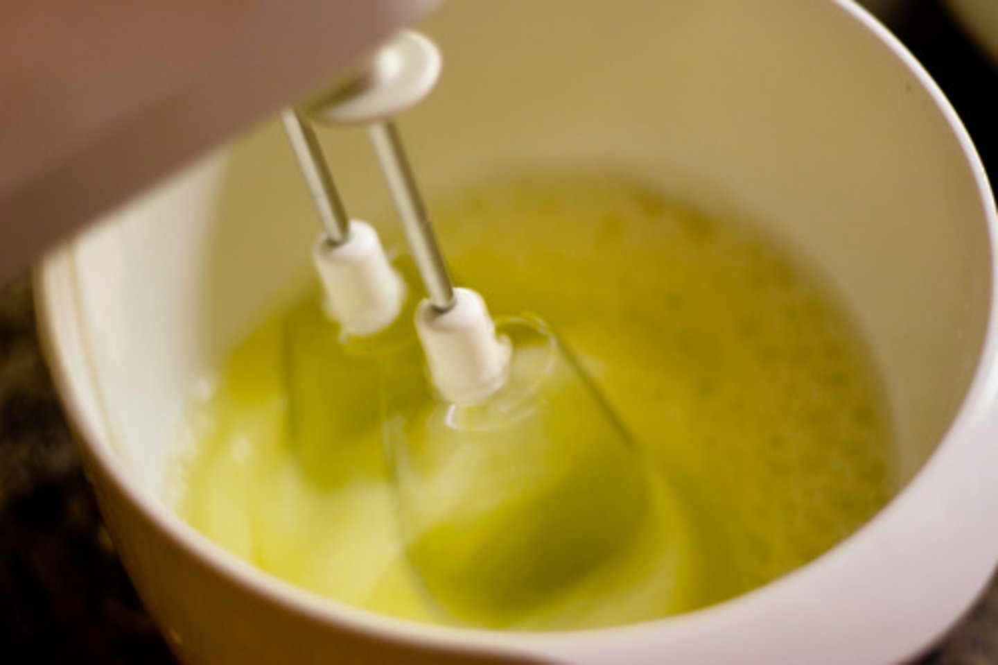 <p>to beat, whisk, whip</p>