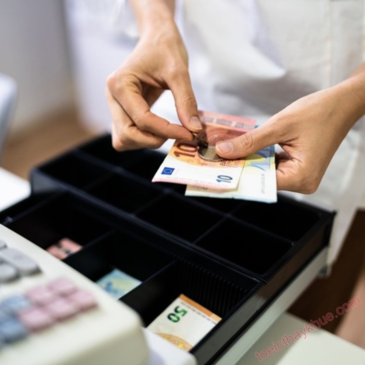 <p>Nhân viên thu ngân thu tiền.</p>