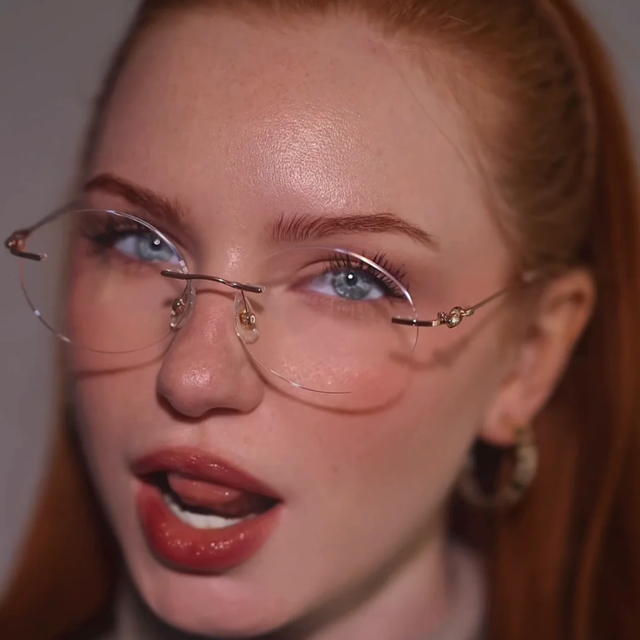 <p>kính không viền</p><p><span>Tròng kính được nối trực tiếp với càng kính và cầu kính bằng ốc vít, không có khung bao quanh.</span></p><p><span>eg: I quite liked the idea of some </span><strong><span>____</span></strong><span>, but they were too expensive.</span></p>