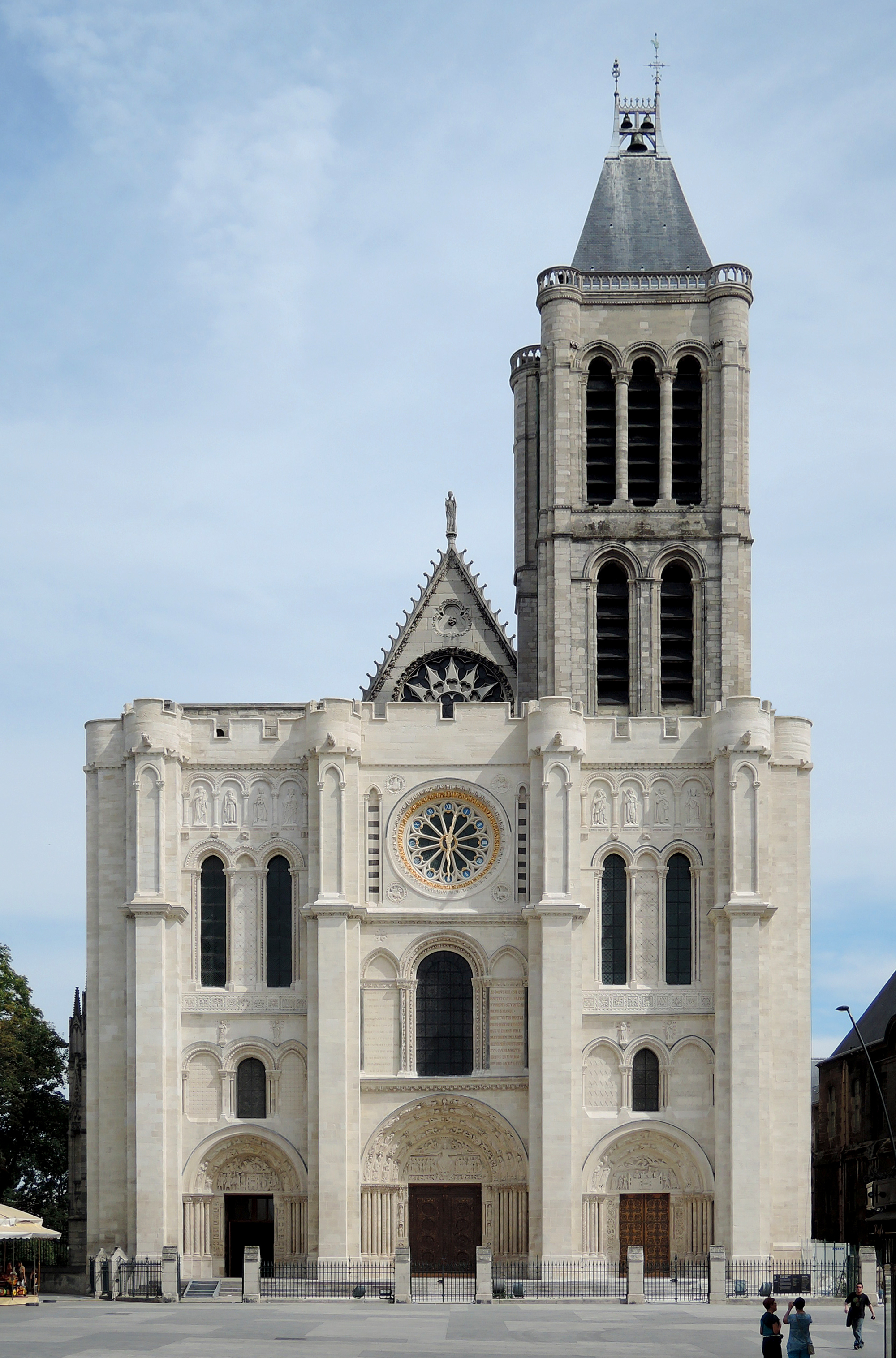 <p>Abbey Church of Saint-Denis, 1140-1145. Ambulatory and Radiating Chapels, Architect: Abbott Suger</p>