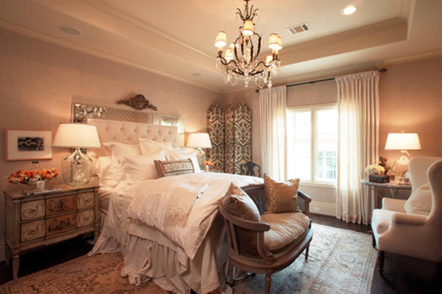 <p>adj), soft and luxurious; mềm mại, sang trọng</p>