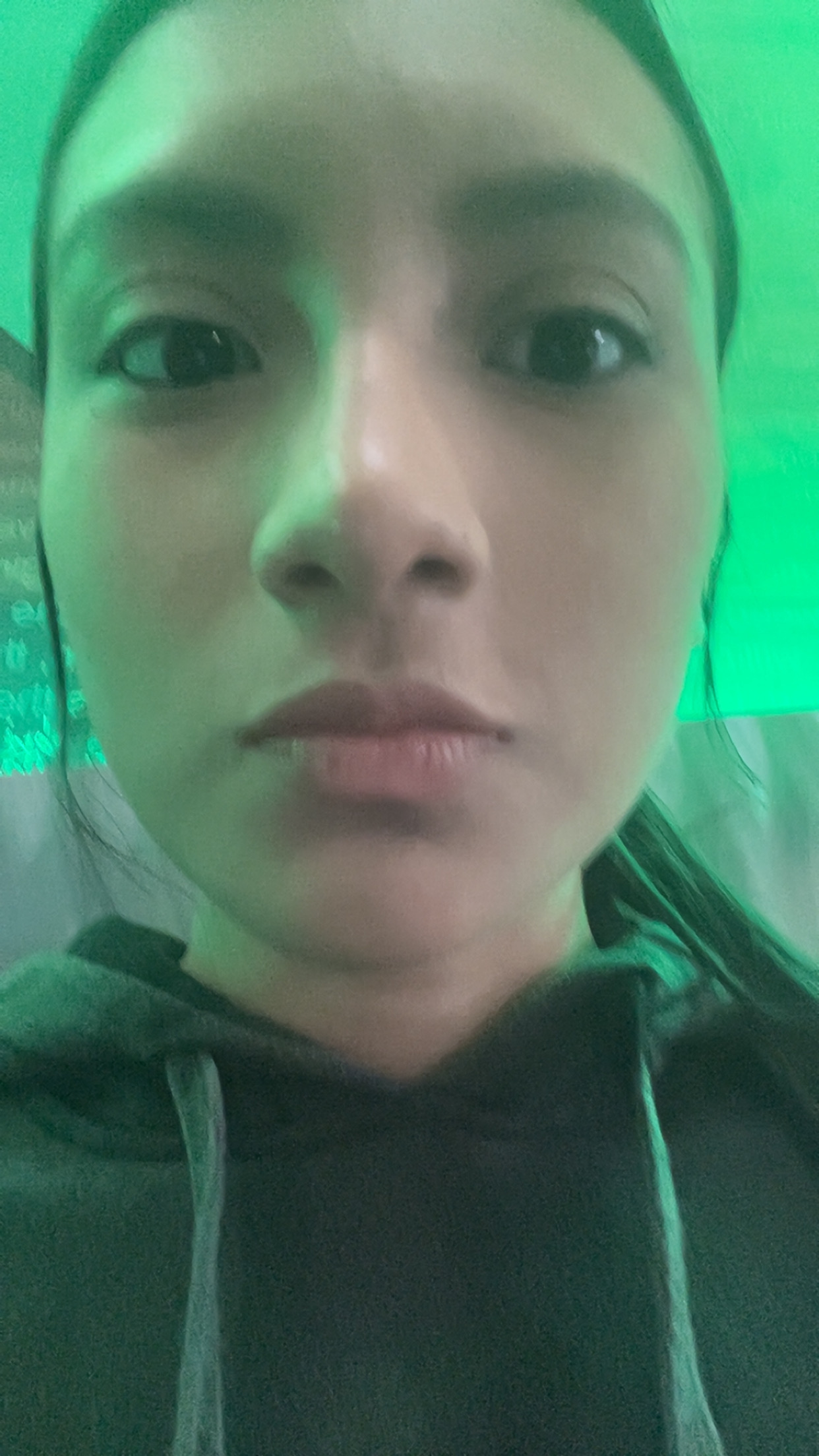 <p>Tener falta de algo necesario.</p>