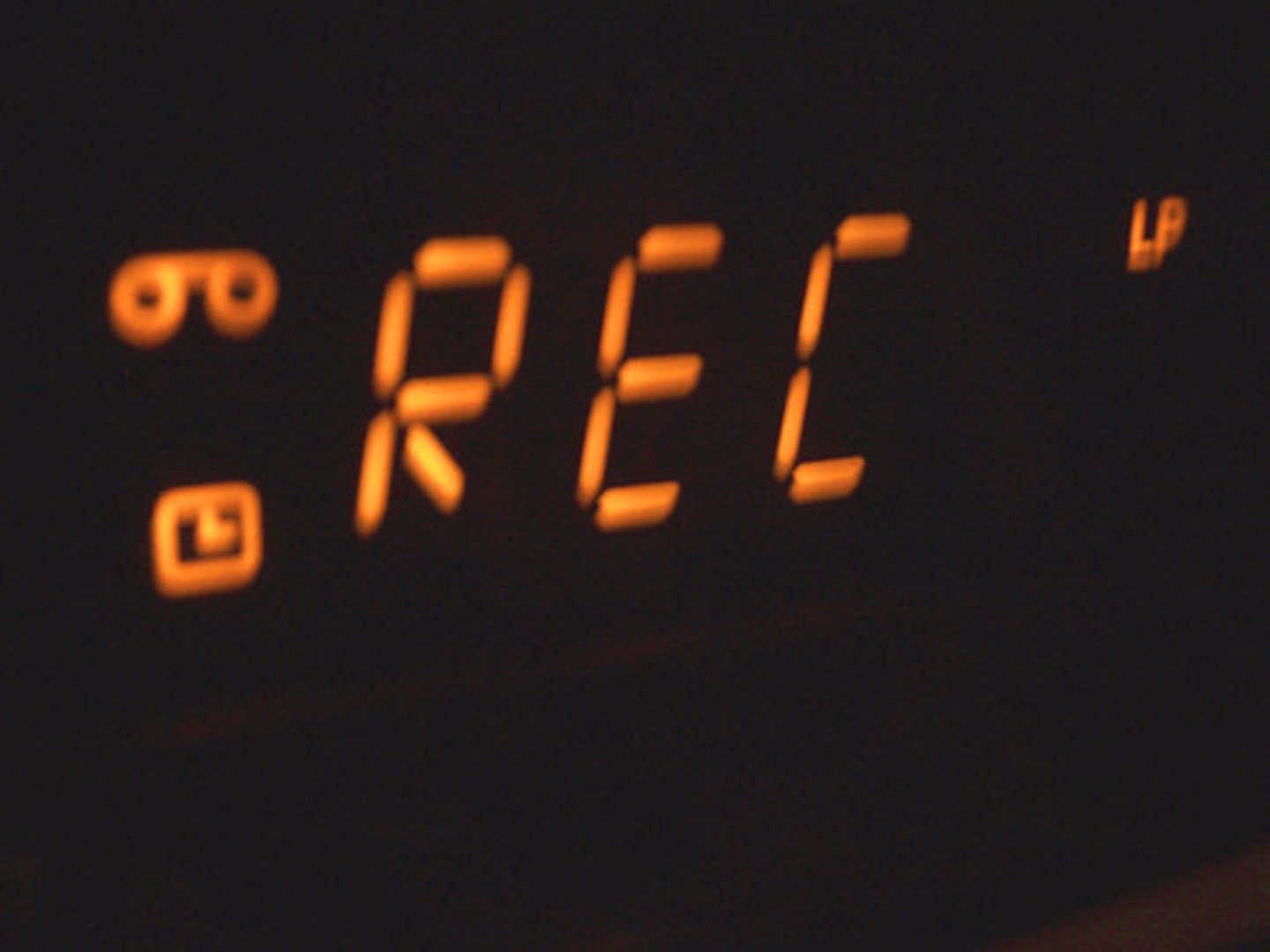 <p>aufnehmen, nimmt auf, nahm auf, hat aufgenommen</p>