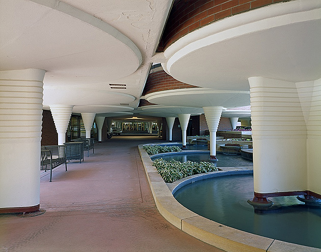 <p>INTERIOR</p>