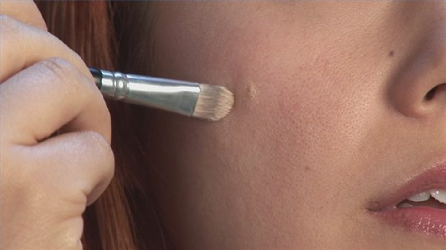 <p>(v) che giấu, che đậy</p><p>example: She tried to ___ her feelings</p>