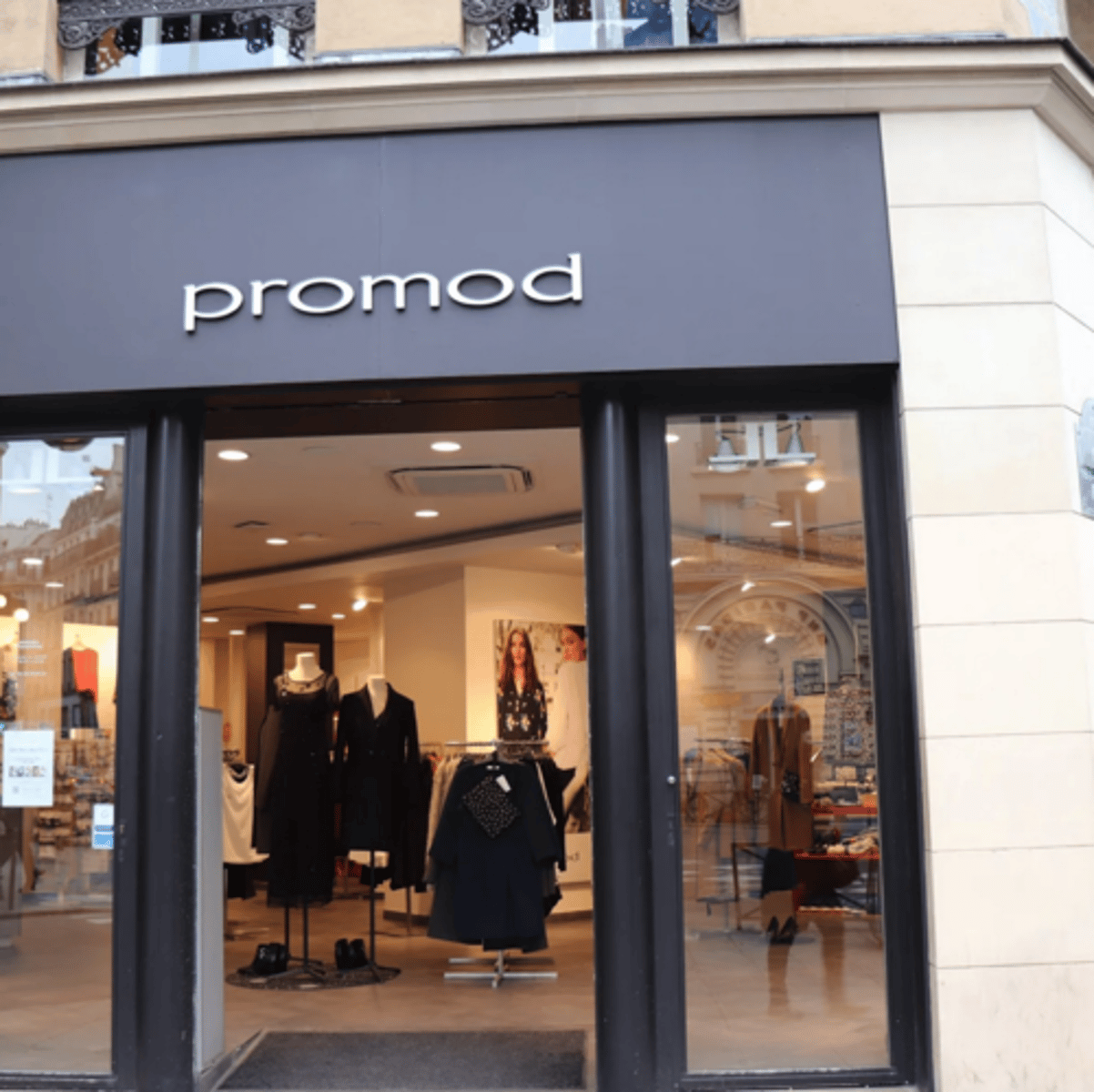 <p>le magasin de vêtements</p>